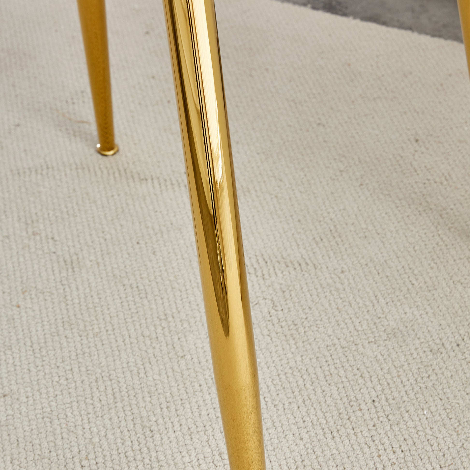 A Glass Tabletop With A Diameter Of 40 Inches And A Modern Minimalist Circular Dining Table With Gold Plated Metal Legs. 40 '* 40' * 30 ' Dt 1164 Golden Metal