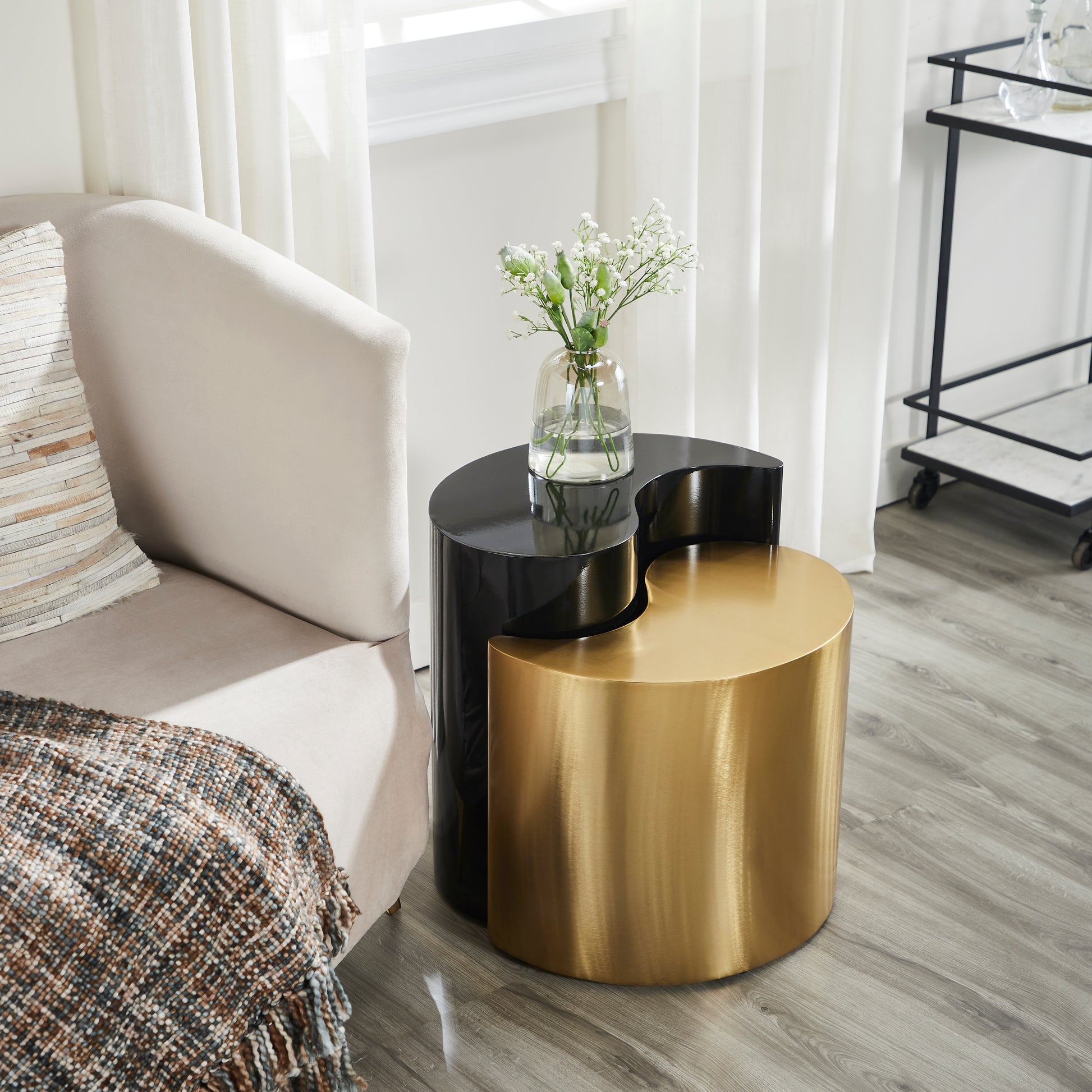 Modern & Contemporary Style End Table Made With Iron Sheet Frame In Black & Gold Black Gold Primary Living Space Modern Glossy Round Coffee & End Tables Iron Iron