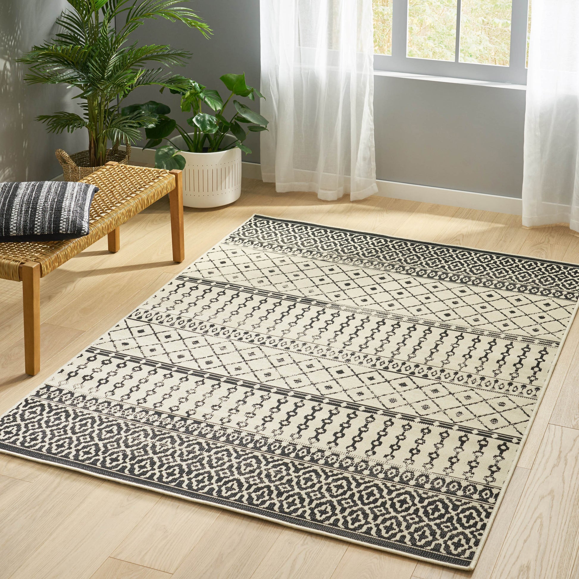 5'3"X7' Rug Black Ivory Polypropylene