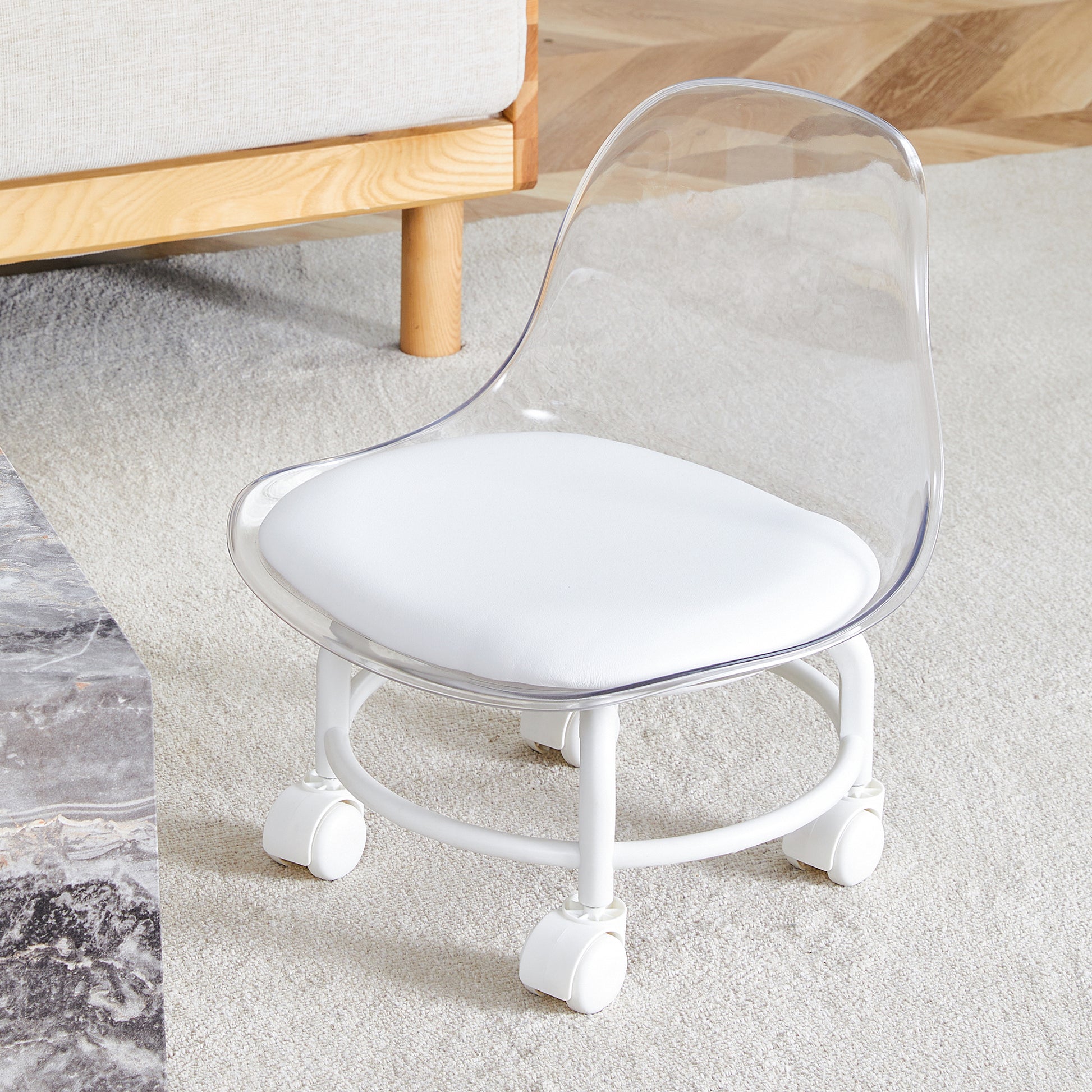 The Small And Cute White Chair With Silky Pulleys Can Move Freely, Which Is Suitable For Use In Various Scenes, And Is A Good Choice For Fashion Style. White Pet