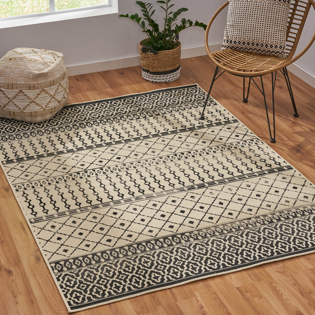 5'3"X7' Rug Black Ivory Polypropylene